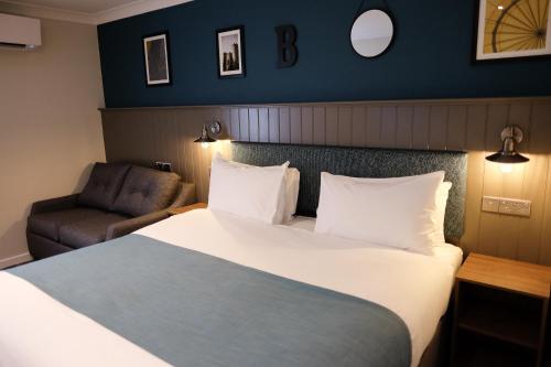 1 queen bed, 1 sofa bed