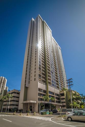 Unwind in Style, Waikiki Sunset Condo with Free Parking