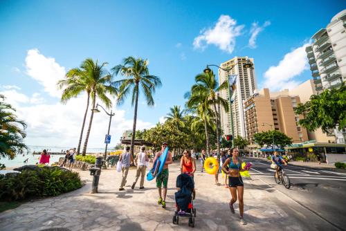 Unwind in Style, Waikiki Sunset Condo with Free Parking