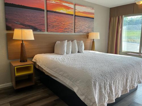 Days Inn & Suites by Wyndham Dayton North in Dayton, USA