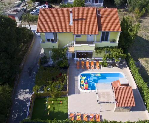 Beautiful villa - private heated pool, parking, BBQ near Split