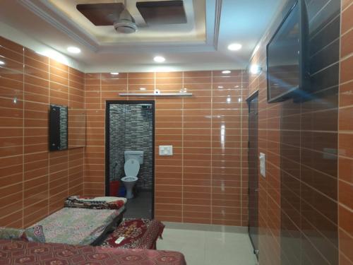 Couples friendly south delhi foreigners place very safe for women and solo travellers along with private kitchen and washroom located in the heart of delhi lajpat nagar just steps away from the famous central markrt cal 92121,74700