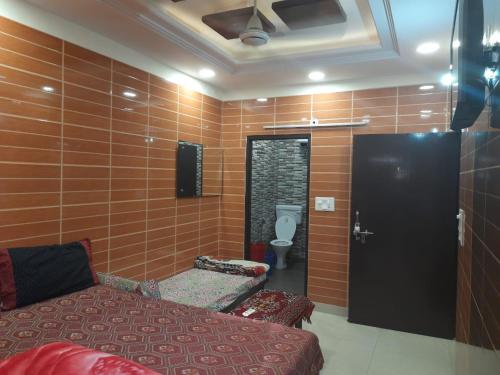 Couples friendly south delhi foreigners place very safe for women and solo travellers along with private kitchen and washroom located in the heart of delhi lajpat nagar just steps away from the famous central markrt cal 92121,74700