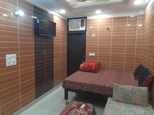 Couples friendly south delhi foreigners place very safe for women and solo travellers along with private kitchen and washroom located in the heart of delhi lajpat nagar just steps away from the famous central markrt cal 92121,74700