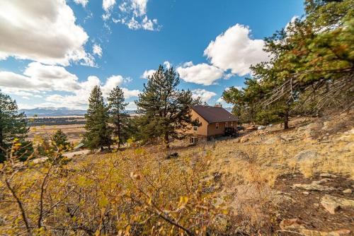 Relax and Unwind with Breathtaking Panoramic Views - Red Hill House in Garo (CO)