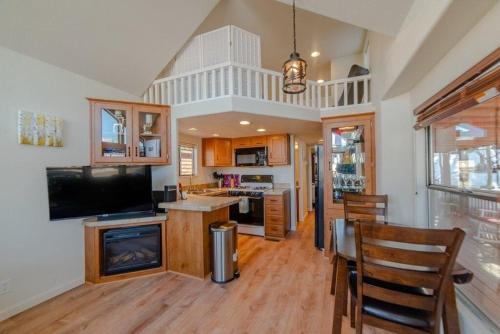 B&B Fairplay - Enjoy the Tiny Home Experience as the Perfect Basecamp to the Rockies! The Northstar Cabin - Bed and Breakfast Fairplay
