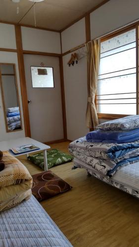 2 twin beds, 1 futon bed