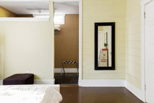 Peaceful Bungalow with Fenced Yard near Shops and Cafes - image 3