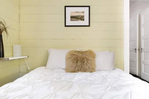 Peaceful Bungalow with Fenced Yard near Shops and Cafes - image 2