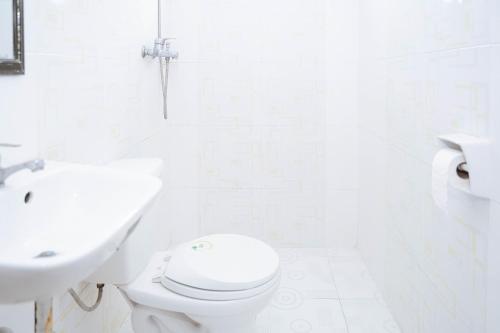 Bathroom, C Star Travellers Inn in Oslob