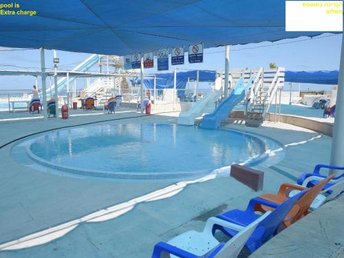 Piscina, Haifa Almog Tower- "Blue Reef" Suite On The Sea in Carmel Beach Front