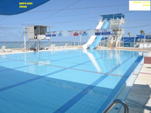 Piscina, Haifa Almog Tower- "Blue Reef" Suite On The Sea in Carmel Beach Front