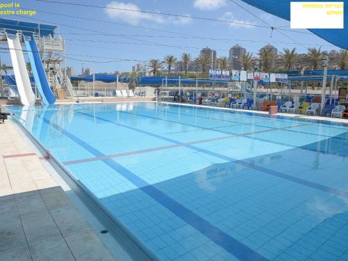 Piscina, Haifa Almog Tower- "Blue Reef" Suite On The Sea in Carmel Beach Front