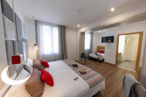 1 king bed, 1 twin bed