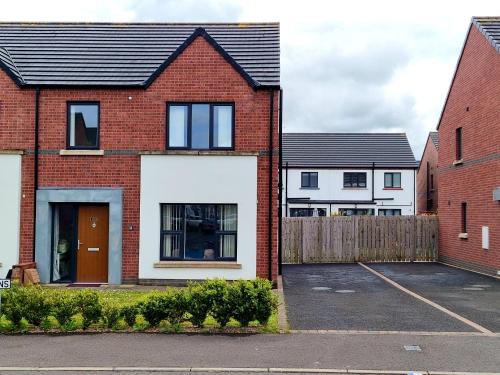 B&B Limavady - Modern 3 bedroom semi detached home - Bed and Breakfast Limavady