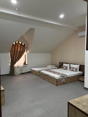 1 queen bed, 1 twin bed