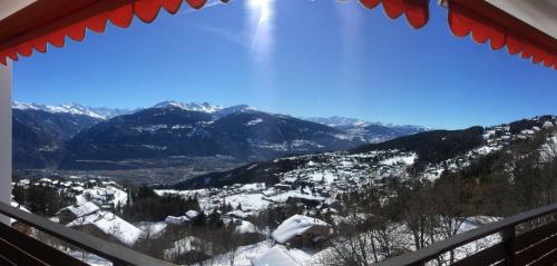  Moderno appartamento con splendida vista Alpi, Pension in Crans-Montana