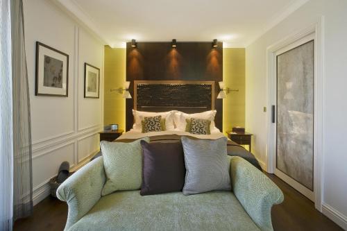 Double Room with Balcony and Lake View room in Hotel Villa Honegg