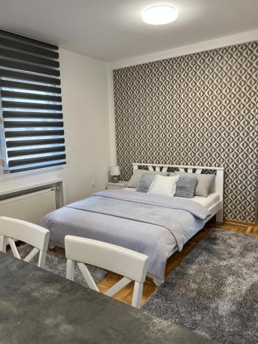 One-Bedroom Apartment image 6