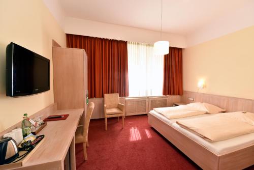 1 queen bed, 2 twin beds