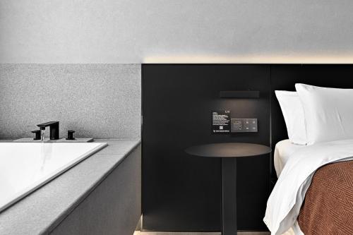 LIA Hotel Shenzhen Qianhai Baoan Center Turnaround Metro Station – Shenzhen, IA