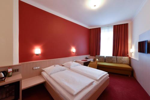 1 queen bed, 1 sofa bed