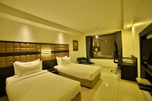 Deluxe Room (Locals and Unmarried Couples are not allowed) image 10