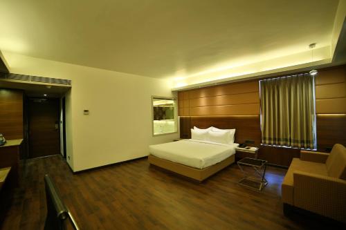 Deluxe Room (Locals and Unmarried Couples are not allowed) image 7