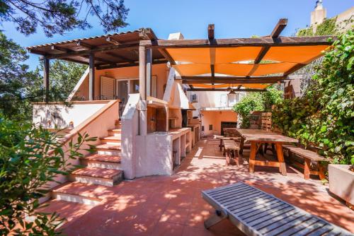 Casa Vacanze 9 Ospiti con Giardino e BBQ 10 Min a Piedi dalla Spiaggia