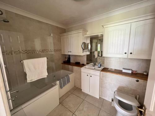 Mediterranean style single storey 4 bedroom home in Hamble-le-Rice and Butlocks Heath