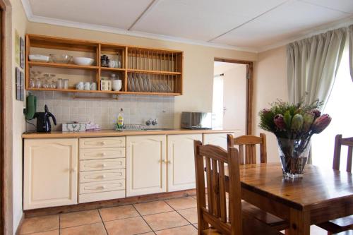 Kitchen, Kunje Guesthouse in Citrusdal