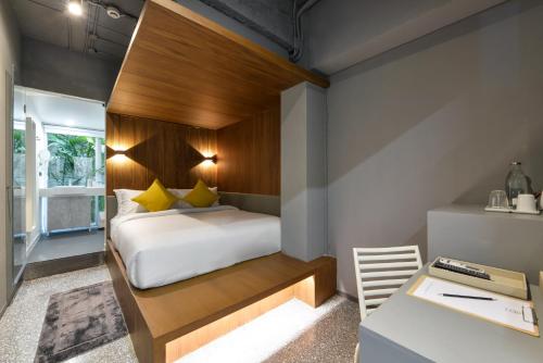 Deluxe Room image 6