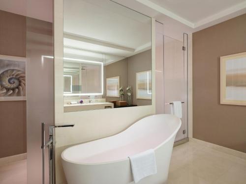 Facilities, Four Seasons Hotel Dubai International Financial Centre in World Trade Centre DIFC