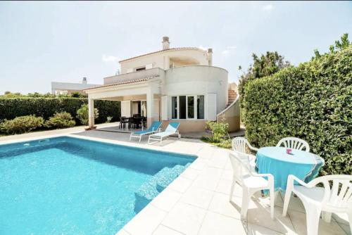 Villa with pool in Cala Blanca with sea views