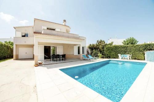 Villa with pool in Cala Blanca with sea views