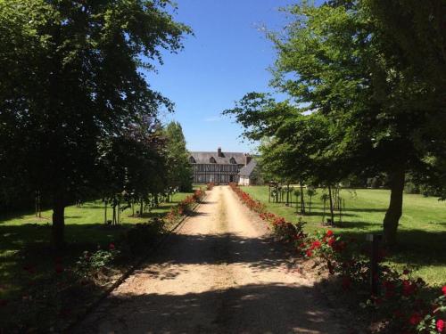 La Gloriette gîte situé Dans La propriété Dun magnifique manoir - Location saisonnière - Vatteville-la-Rue