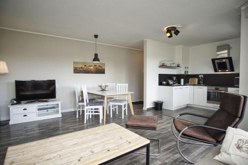 strandnah mit Balkon, gratis Nutzung vom AHOI Erlebnisbad und Sauna in Sellin - Strandhaus Mönchgut FeWo11, Lobbe (foto 4)