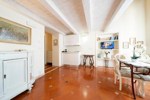 One-Bedroom Apartment image 9
