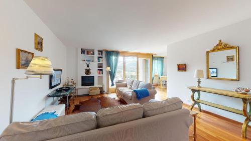 Apartment with Mountain View