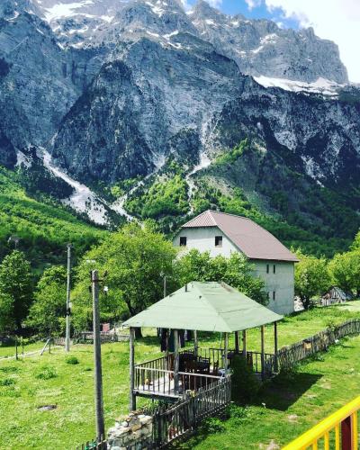 Bujtina Kometa in Velipoje