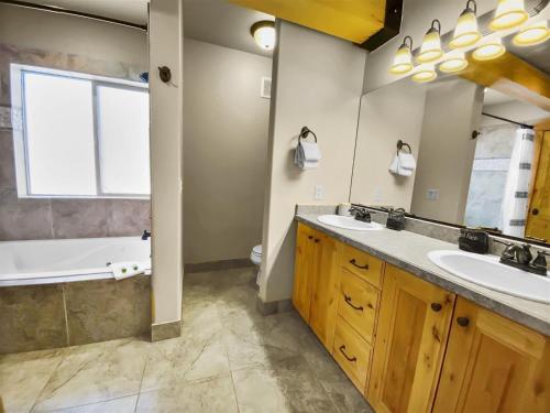 Moccasin Lodge - image 6