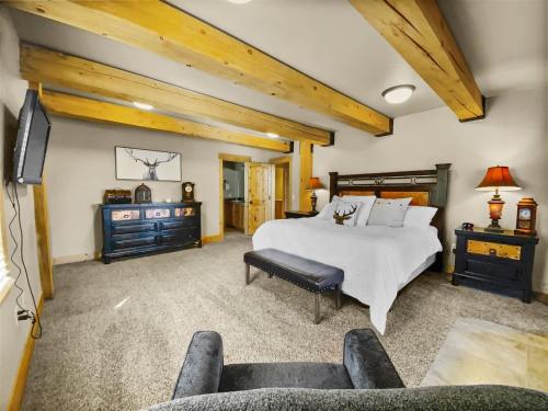 Moccasin Lodge - image 11