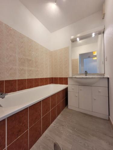 Bathroom, L'Esplanade YourHostHelper in Celleneuve