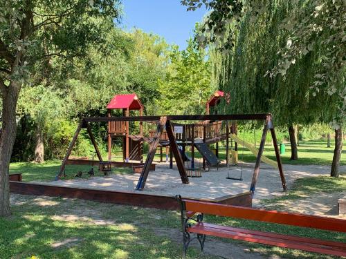 Playground, Laszlo Nyaralohaz in Balatonfenyves