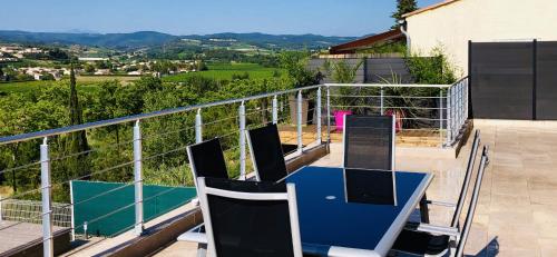 Havre de paix, vue pano, terrasse, piscine, nature.