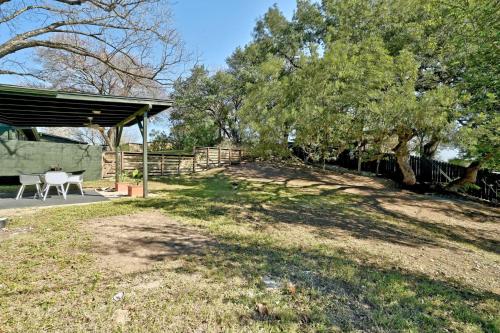 The Guava Door - Cheerful Mid-Century - big yard free parking - image 3
