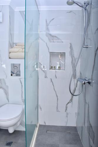 Three-Bedroom Apartment with Balcony and Sea View - Mansard image 4