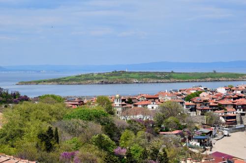 Three-Bedroom Apartment with Balcony and Sea View - Mansard image 2