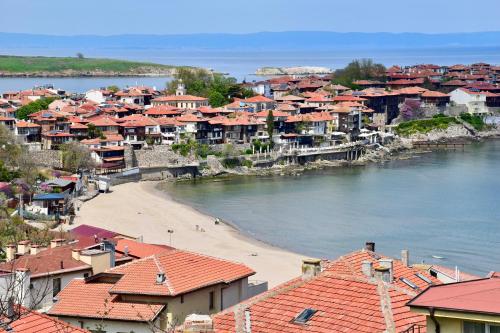 Three-Bedroom Apartment with Balcony and Sea View - Mansard image 3
