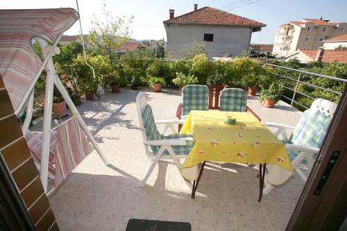 2 bedrooms, 3 beds